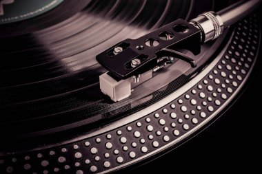 Bir vinil kayıt bir pikap üzerinde oynama