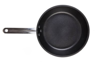 Kızartma tavası beyaz arkaplanda izole.