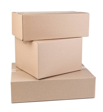 Karton kutu beyaz arka plan üzerinde izole. Kırpma yolu dahil.