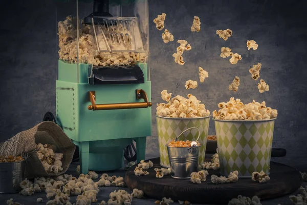 Maszyna Popcornu Szklanka Piwa Szarym Tle Warzywa — Zdjęcie stockowe