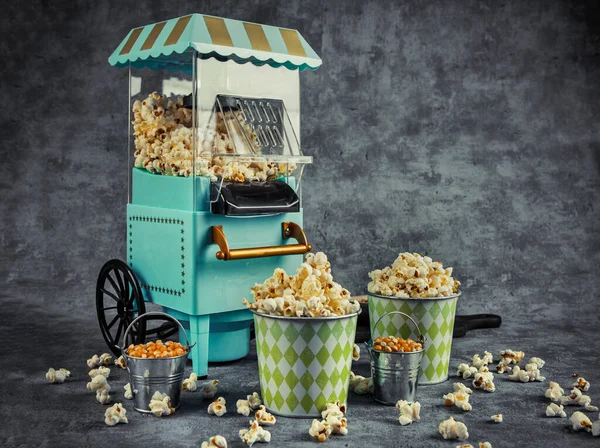 Popcorn Maskin Och Glas Grå Bakgrund Tonad Royaltyfria Stockfoton