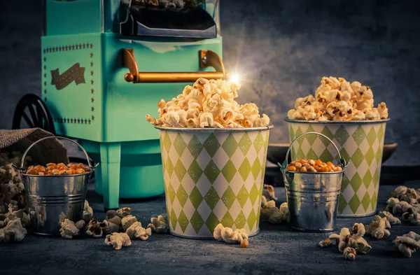 Popcornmaschine Und Bierglas Auf Grauem Hintergrund Getönt lizenzfreie Stockbilder