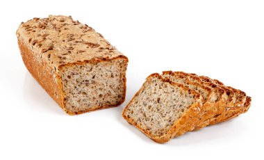 Beyaz arka planda tam buğday ekmeği. Kırpma yolu dahil