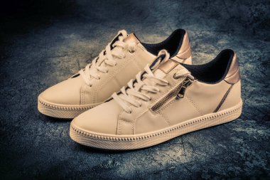 Arka planda spor ayakkabılar. Spor ve spor konsepti.