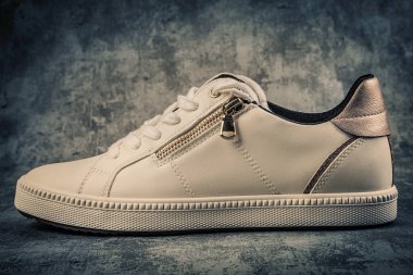 Arka planda spor ayakkabılar. Spor ve spor konsepti.