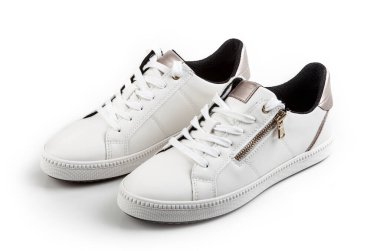 Kırpma yolu ile beyaz arkaplanda izole edilmiş bir çift beyaz spor ayakkabı.