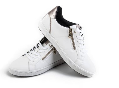 Kırpma yolu ile beyaz arkaplanda izole edilmiş bir çift beyaz spor ayakkabı.