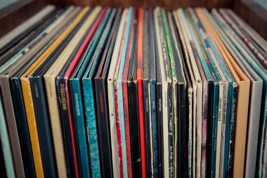 Grunge arkaplanındaki vinil plak, retro tonlu.
