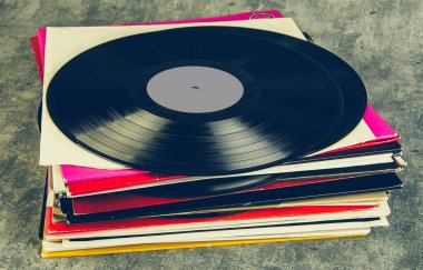 Grunge arkaplanındaki vinil plak, retro tonlu.