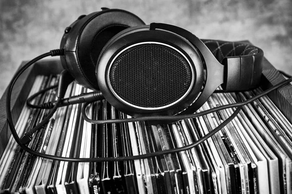 Stare Książki Audio Słuchawki Grunge Tle Warzywa — Zdjęcie stockowe