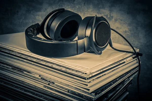 Viejos Audiolibros Auriculares Sobre Fondo Grunge Tonificado —  Fotos de Stock