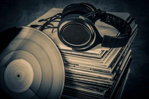 Stare Książki Audio Słuchawki Grunge Tle Warzywa — Zdjęcie stockowe