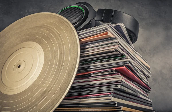 带灰色背景的Vinyl唱片和耳机音乐概念 复制空间 免版税图库照片