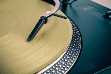 Turntable vinil plak çalıyor. Retro ses ekipmanları.