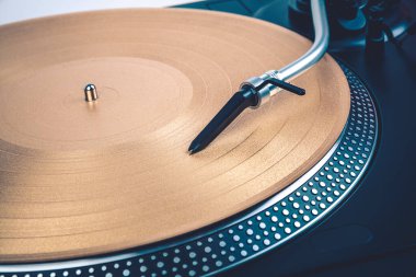 Turntable vinil plak çalıyor. Retro ses ekipmanları.