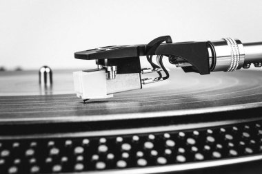 Turntable vinil plak çalıyor. Retro ses ekipmanları.