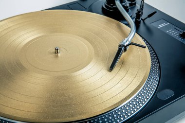 Turntable vinil plak çalıyor. Retro ses ekipmanları.