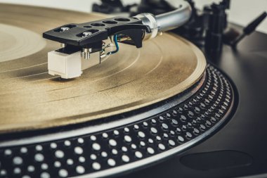 Turntable vinil plak çalıyor. Retro ses ekipmanları.