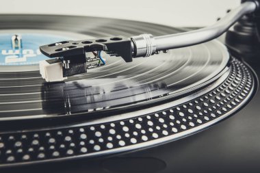 Turntable vinil plak çalıyor. Retro ses ekipmanları.