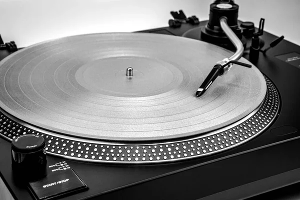 Turntable Playing Vinyl Record Close Retro Audio Equipment — Stock Photo, Image