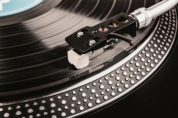 Turntable Playing Vinyl Record Close Retro Audio Equipment — Stock Photo, Image