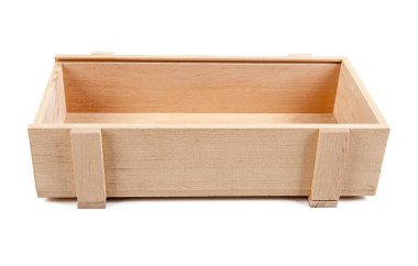 Tahta sandık beyaz arka planda izole edilmiş. Kırpma yolu dahil.