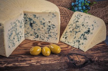 Peynir koleksiyonu, bir parça küflü Gorgonzola peyniri.