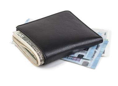 Beyaz arka planda izole edilmiş siyah deri bir cüzdanda dolar.