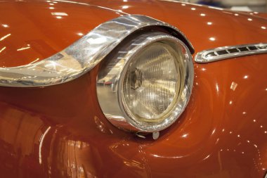 Bir araba fuarında sergilenen eski klasik bir arabanın farları.