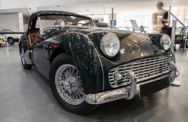 Bir araba fuarında sergilenen eski klasik bir arabanın farları.