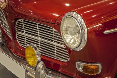 Bir araba fuarında sergilenen eski klasik bir arabanın farları.