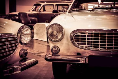 Bir araba fuarında sergilenen eski klasik bir arabanın farları.