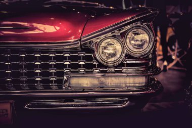 Eski bir Amerikan arabası yolda. Retro biçimi tonlanmış resim