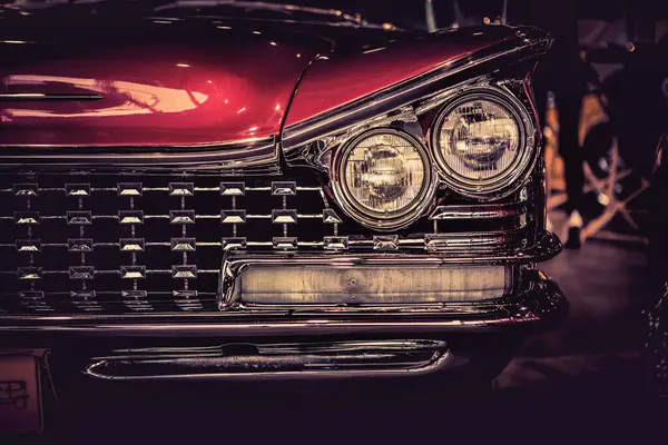 Eski bir Amerikan arabası yolda. Retro biçimi tonlanmış resim