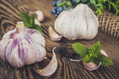 Ahşap arka planda sarımsak. Seçici odaklanma. Ayarlanmış.