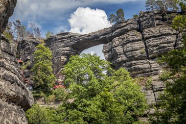 Pravcicka Kapısı, Çek Cumhuriyeti 'nin Elbe Dağları' ndaki doğal bir kaya köprüsü. Bohem İsviçre Ulusal Parkı