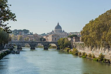 Roma, İtalya. Tiber Nehri ve St. Peter Bazilikası manzarası.