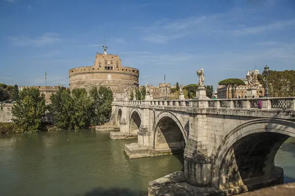 Roma, İtalya 'daki Sant' angelo Kalesi manzarası.