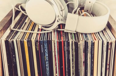 Masada bir yığın eski plaklar var. Retro biçimi tonlanmış resim