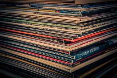 Masada bir yığın eski plaklar var. Retro biçimi tonlanmış resim