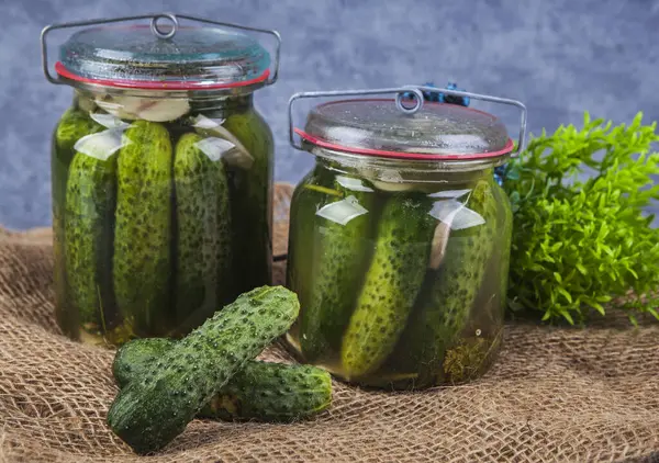 Kırsal alanda cam kavanozlarda ev yapımı salatalık turşusu.