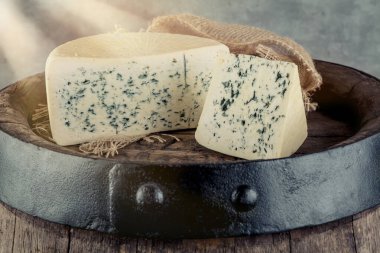 Geleneksel küflü peynir.
