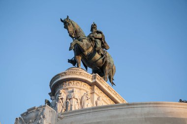 Kral 2. Vittorio Emanuele 'nin Roma' daki heykeli.