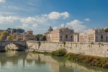 Roma, İtalya. Tiber Nehri ve Vatikan manzarası