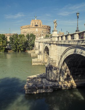 Roma, İtalya 'daki Castel Sant Angelo ve Tiber Nehri manzarası