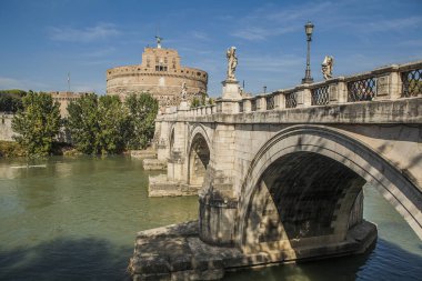Roma, İtalya 'daki Castel Sant Angelo ve Tiber Nehri manzarası