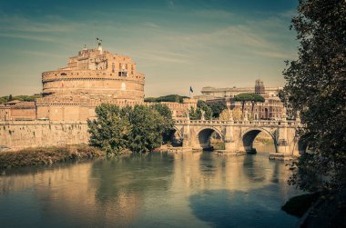 Roma, İtalya 'daki Castel Sant Angelo ve Tiber Nehri manzarası