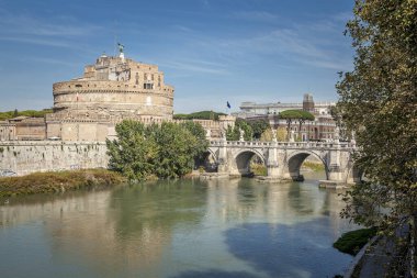 Roma, İtalya 'daki Castel Sant Angelo ve Tiber Nehri manzarası