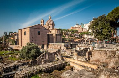 Latince adı Forum Romanum olarak da bilinen Roma Forumu, Roma şehrinin merkezinde yer alan çok sayıda önemli antik hükümet binasının kalıntılarıyla çevrili dikdörtgen bir forumdur. İtalya