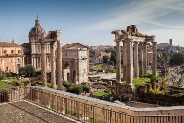 Latince adı Forum Romanum olarak da bilinen Roma Forumu, Roma şehrinin merkezinde yer alan çok sayıda önemli antik hükümet binasının kalıntılarıyla çevrili dikdörtgen bir forumdur. İtalya